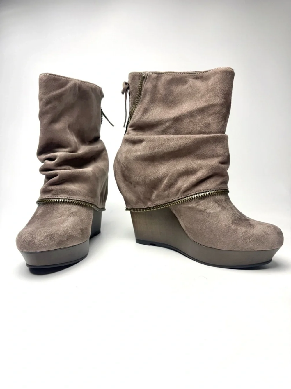 Women’s Size 7.5 Taupe Wedge Ankle Boots Slouchy Zip Accent - Picture 3 of 10
